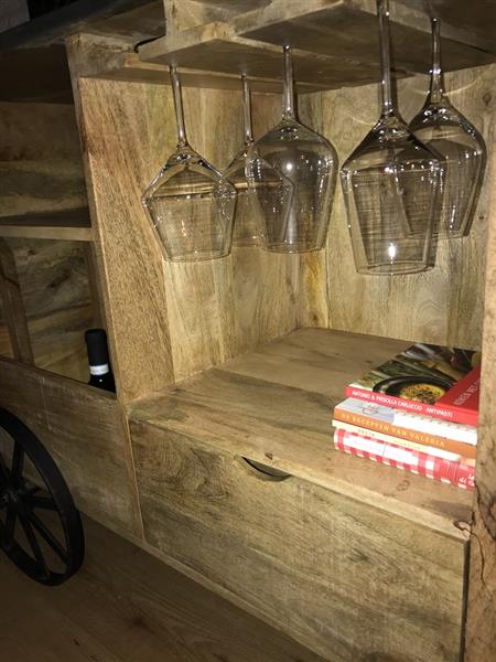 Grote foto rijdende bar industri le look met 2 grote ijzeren wielen huis en inrichting woningdecoratie