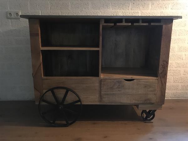 Grote foto rijdende bar industri le look met 2 grote ijzeren wielen huis en inrichting woningdecoratie