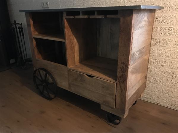 Grote foto rijdende bar industri le look met 2 grote ijzeren wielen huis en inrichting woningdecoratie