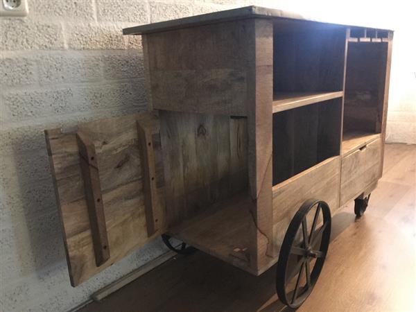 Grote foto rijdende bar industri le look met 2 grote ijzeren wielen huis en inrichting woningdecoratie