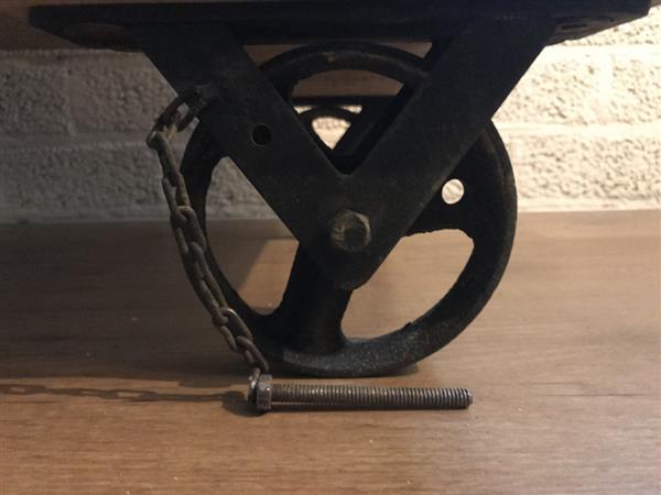 Grote foto rijdende bar industri le look met 2 grote ijzeren wielen huis en inrichting woningdecoratie