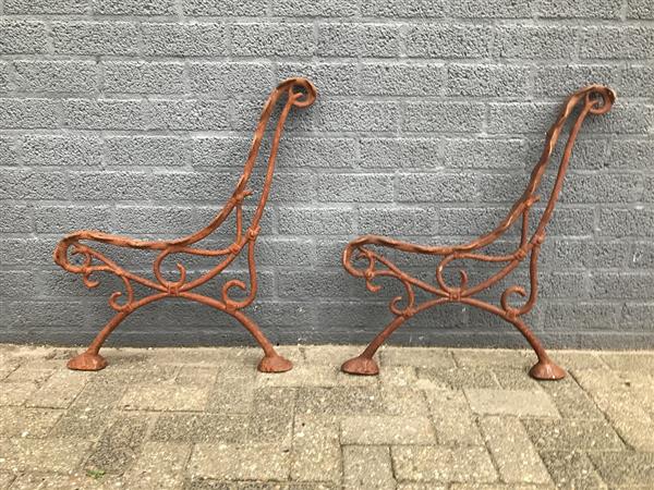 Grote foto set losse bank zijdelen zware gietijzeren steunen tuin en terras tuinmeubelen