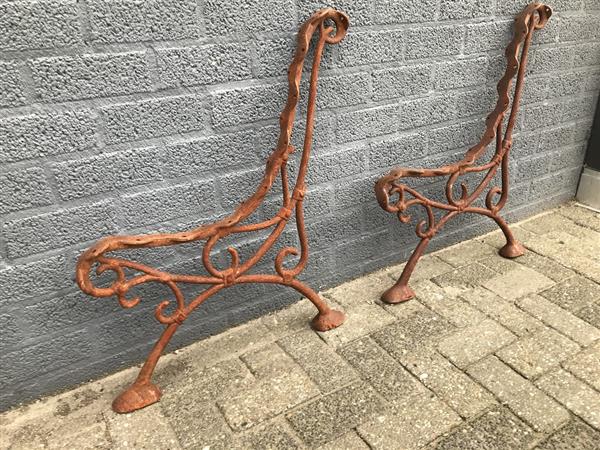 Grote foto set losse bank zijdelen zware gietijzeren steunen tuin en terras tuinmeubelen