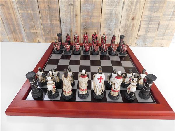 Grote foto een schaakspel met als thema medieval knights fraaie schaakstukken als middeleeuwse ridders op tuin en terras tuindecoratie