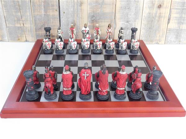 Grote foto een schaakspel met als thema medieval knights fraaie schaakstukken als middeleeuwse ridders op tuin en terras tuindecoratie