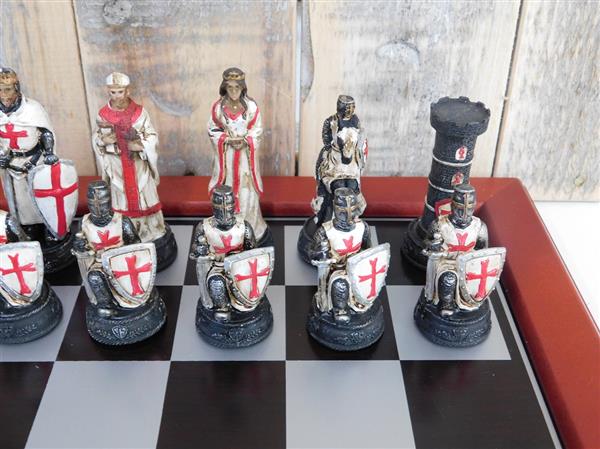 Grote foto een schaakspel met als thema medieval knights fraaie schaakstukken als middeleeuwse ridders op tuin en terras tuindecoratie