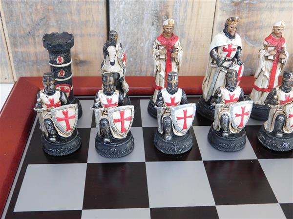 Grote foto een schaakspel met als thema medieval knights fraaie schaakstukken als middeleeuwse ridders op tuin en terras tuindecoratie