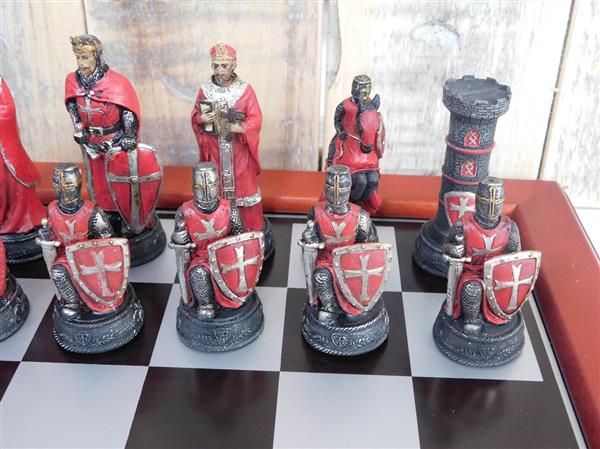 Grote foto een schaakspel met als thema medieval knights fraaie schaakstukken als middeleeuwse ridders op tuin en terras tuindecoratie