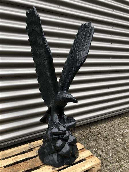Grote foto werkelijk facinerend massief gegoten stenen beeld van een adelaar die wil opvliegen donkergrijs fr tuin en terras tuindecoratie