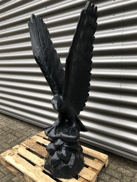 Grote foto werkelijk facinerend massief gegoten stenen beeld van een adelaar die wil opvliegen donkergrijs fr tuin en terras tuindecoratie