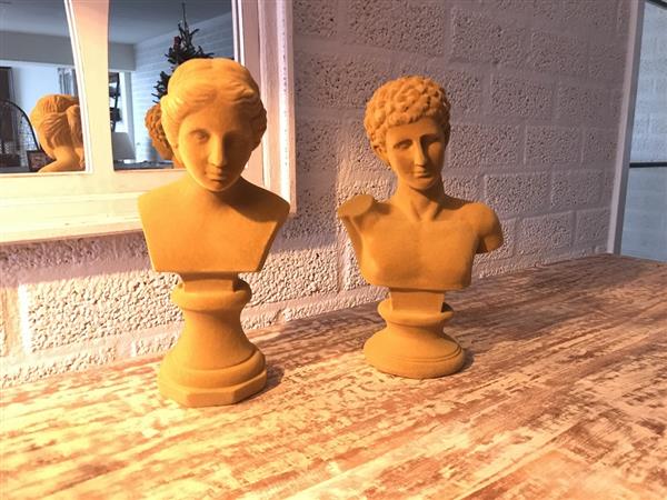 Grote foto beeld van adam afgewerkt in fluweel kleur ochre tuin en terras tuindecoratie