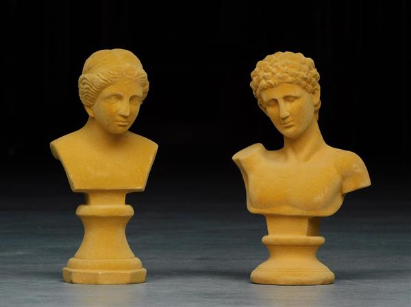 Grote foto set beelden van adam en eva afgewerkt in fluweel kleur ochre tuin en terras tuindecoratie
