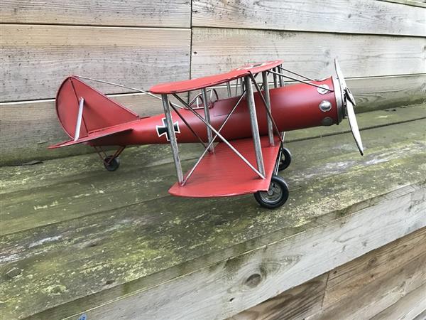 Grote foto metalen schaalmodel van een vliegtuig uit de ww2 een luftwaffe schaalmodel tuin en terras tuindecoratie