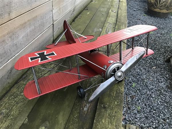 Grote foto metalen schaalmodel van een vliegtuig uit de ww2 een luftwaffe schaalmodel tuin en terras tuindecoratie