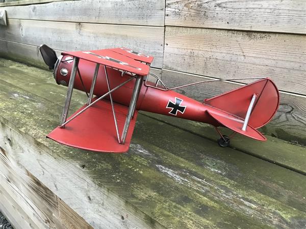 Grote foto metalen schaalmodel van een vliegtuig uit de ww2 een luftwaffe schaalmodel tuin en terras tuindecoratie