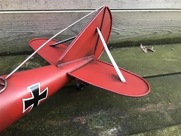 Grote foto metalen schaalmodel van een vliegtuig uit de ww2 een luftwaffe schaalmodel tuin en terras tuindecoratie