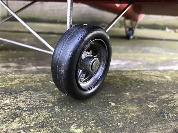 Grote foto metalen schaalmodel van een vliegtuig uit de ww2 een luftwaffe schaalmodel tuin en terras tuindecoratie