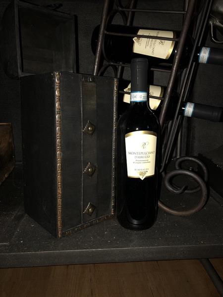 Grote foto houten kist voor een fles wijn rechtop hout met fraaie versieringen en slot. tuin en terras tuindecoratie