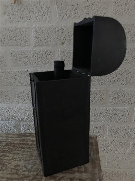 Grote foto houten kist voor een fles wijn rechtop hout met fraaie versieringen en slot. tuin en terras tuindecoratie
