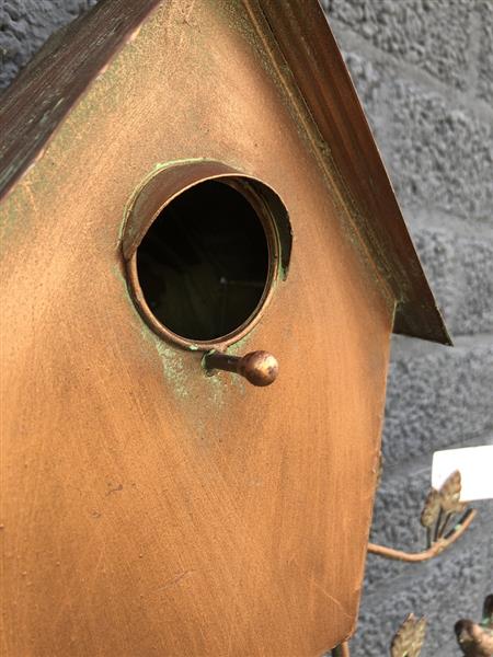 Grote foto prachtig koper metalen wand vogelhuis. tuin en terras tuindecoratie