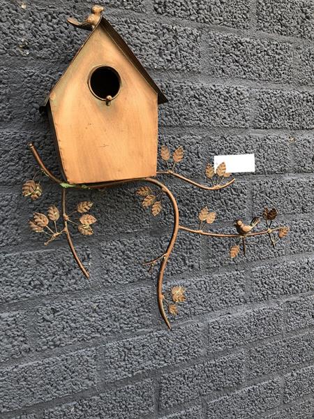 Grote foto prachtig koper metalen wand vogelhuis. tuin en terras tuindecoratie
