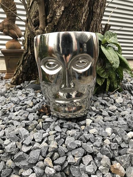 Grote foto mooie aluminium vaas rond in de vorm van een gezicht nikkel tuin en terras tuindecoratie