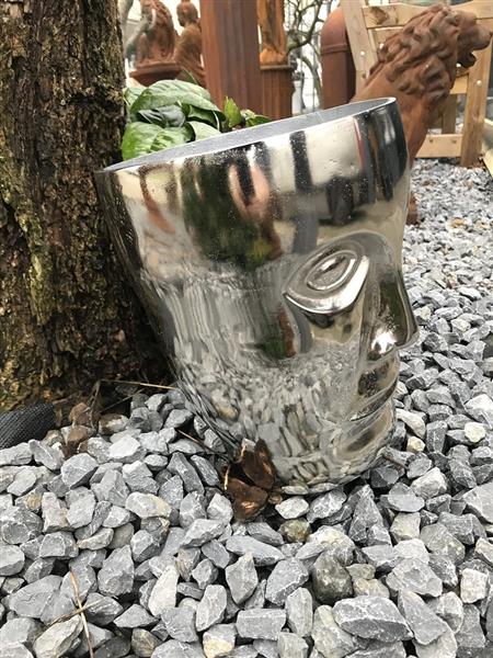 Grote foto mooie aluminium vaas rond in de vorm van een gezicht nikkel tuin en terras tuindecoratie