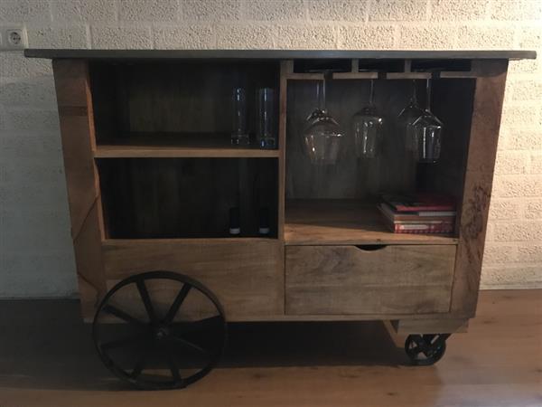 Grote foto rijdende bar industri le look met 2 grote ijzeren wielen huis en inrichting woningdecoratie