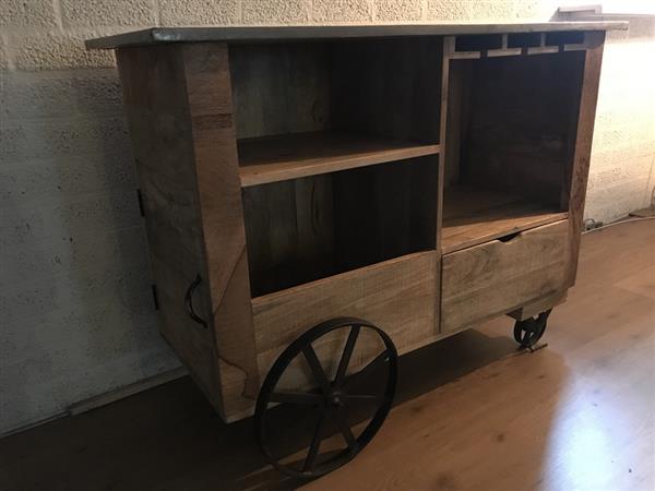 Grote foto rijdende bar industri le look met 2 grote ijzeren wielen huis en inrichting woningdecoratie