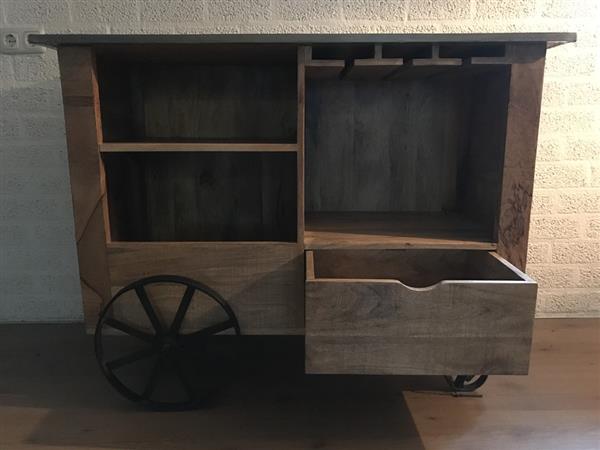 Grote foto rijdende bar industri le look met 2 grote ijzeren wielen huis en inrichting woningdecoratie