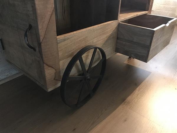 Grote foto rijdende bar industri le look met 2 grote ijzeren wielen huis en inrichting woningdecoratie