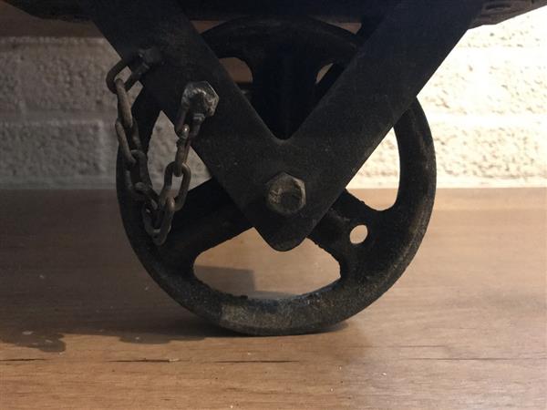Grote foto rijdende bar industri le look met 2 grote ijzeren wielen huis en inrichting woningdecoratie