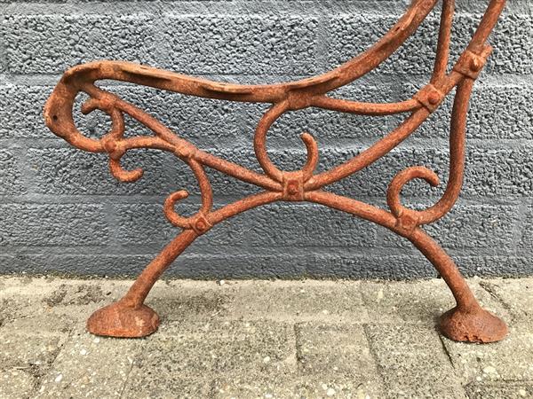 Grote foto set losse bank zijdelen zware gietijzeren steunen tuin en terras tuinmeubelen