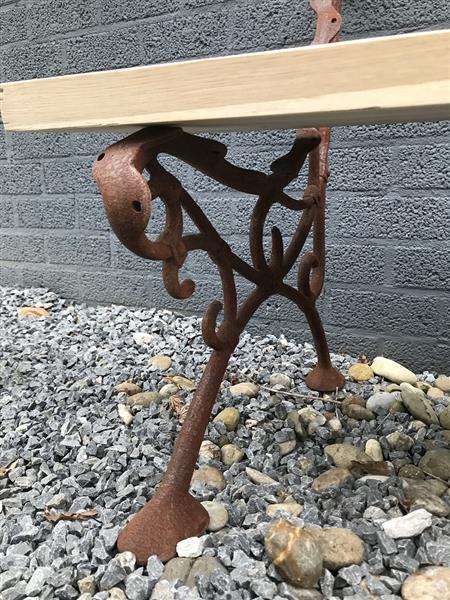 Grote foto set losse bank zijdelen zware gietijzeren steunen tuin en terras tuinmeubelen