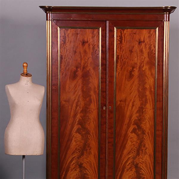Grote foto chique franse tweedeurskast bloemmahonie met brons ronde hoekstijlen ca 1840 no.412005 antiek en kunst stoelen en banken