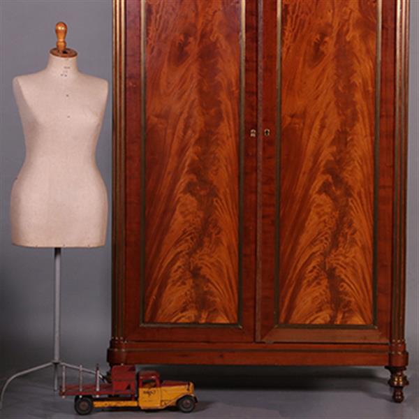 Grote foto chique franse tweedeurskast bloemmahonie met brons ronde hoekstijlen ca 1840 no.412005 antiek en kunst stoelen en banken