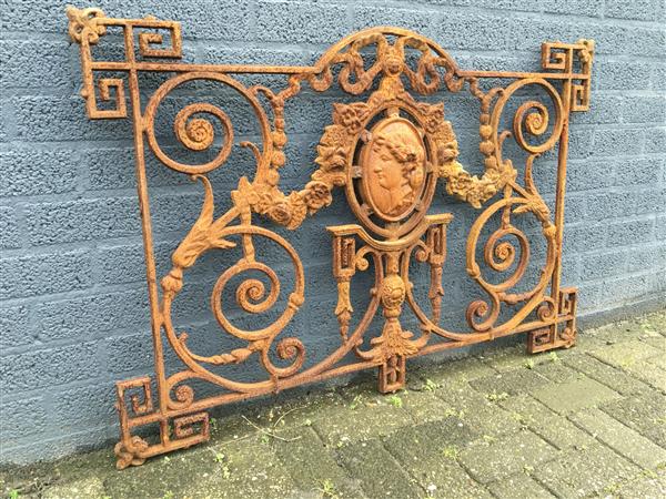 Grote foto hekwerk voor b.v. balkon gietijzer antiek met medaillon tuin en terras tuindecoratie