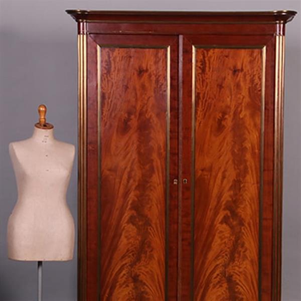 Grote foto chique franse tweedeurskast bloemmahonie met brons ronde hoekstijlen ca 1840 no.412005 antiek en kunst stoelen en banken