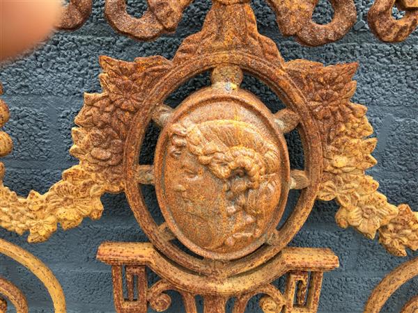 Grote foto hekwerk voor b.v. balkon gietijzer antiek met medaillon tuin en terras tuindecoratie