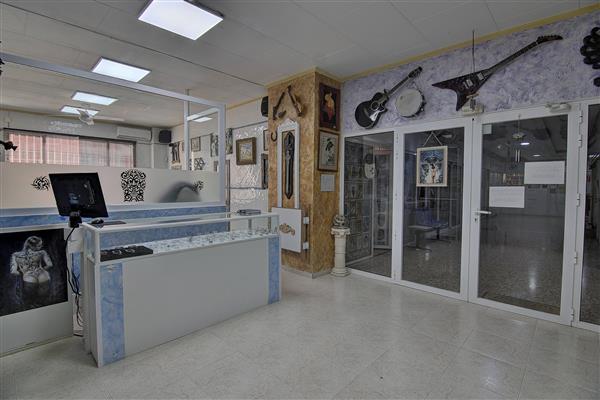 Grote foto tattooshop te koop in calpe spanje bedrijfspanden praktijkruimte te koop