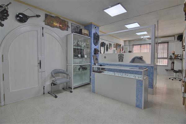 Grote foto tattooshop te koop in calpe spanje bedrijfspanden praktijkruimte te koop