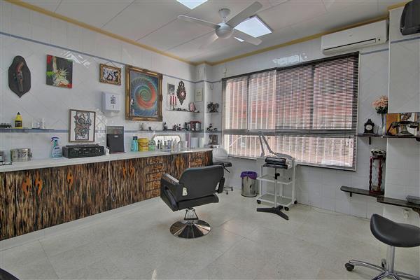 Grote foto tattooshop te koop in calpe spanje bedrijfspanden praktijkruimte te koop