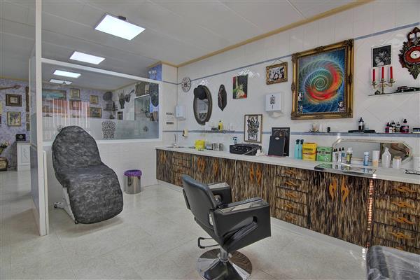 Grote foto tattooshop te koop in calpe spanje bedrijfspanden praktijkruimte te koop