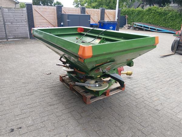 Grote foto amazone za m compact kunstmeststrooier 27 meter 800 liter agrarisch kunstmestrooiers