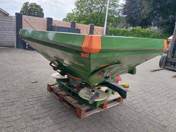 Grote foto amazone za m compact kunstmeststrooier 27 meter 800 liter agrarisch kunstmestrooiers
