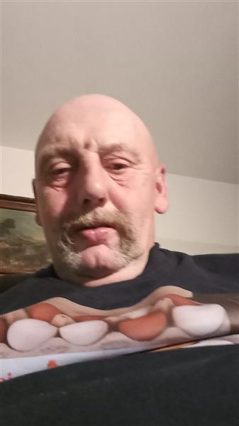 Grote foto zoek vriendschap contacten en berichten man zoekt vrouw