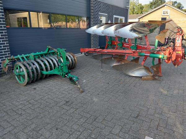 Grote foto kverneland vd 85 4 schaar ploeg met packomat vorenpakker agrarisch ploegen
