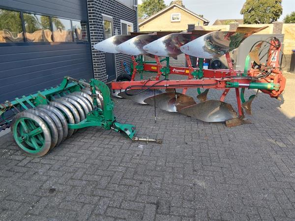 Grote foto kverneland vd 85 4 schaar ploeg met packomat vorenpakker agrarisch ploegen