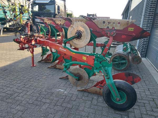 Grote foto kverneland vd 85 4 schaar ploeg met packomat vorenpakker agrarisch ploegen