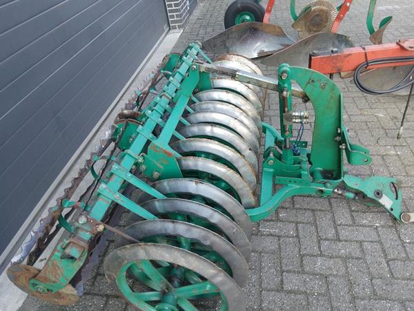 Grote foto kverneland vd 85 4 schaar ploeg met packomat vorenpakker agrarisch ploegen